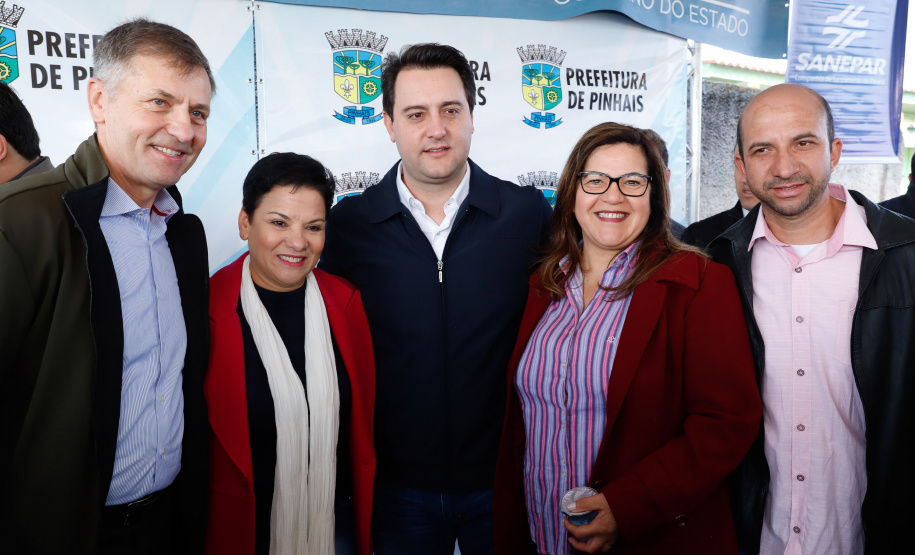 Pinhais, na Região Metropolitana de Curitiba, vai investir em construção de calçadas, compra de maquinários e reparos em escolas. O montante soma R$ 5,5 milhões e inbclui, também, a ampliação do sistema de abastecimento de água. Nesta sexta-feira (16), o governador Carlos Massa Ratinho Junior confirmou o pacote de investimento no município e destacou outras ações do Estado na Grande Curitiba.