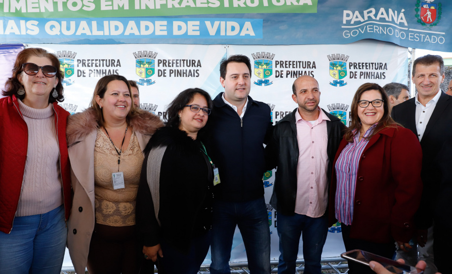 Pinhais, na Região Metropolitana de Curitiba, vai investir em construção de calçadas, compra de maquinários e reparos em escolas. O montante soma R$ 5,5 milhões e inbclui, também, a ampliação do sistema de abastecimento de água. Nesta sexta-feira (16), o governador Carlos Massa Ratinho Junior confirmou o pacote de investimento no município e destacou outras ações do Estado na Grande Curitiba.