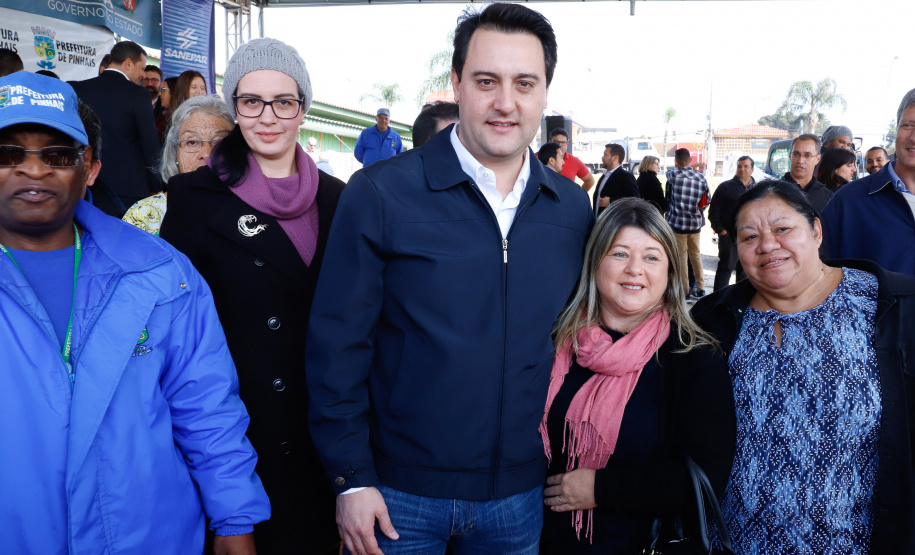 Pinhais, na Região Metropolitana de Curitiba, vai investir em construção de calçadas, compra de maquinários e reparos em escolas. O montante soma R$ 5,5 milhões e inbclui, também, a ampliação do sistema de abastecimento de água. Nesta sexta-feira (16), o governador Carlos Massa Ratinho Junior confirmou o pacote de investimento no município e destacou outras ações do Estado na Grande Curitiba.