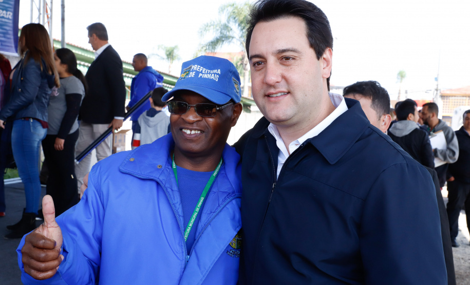 Pinhais, na Região Metropolitana de Curitiba, vai investir em construção de calçadas, compra de maquinários e reparos em escolas. O montante soma R$ 5,5 milhões e inbclui, também, a ampliação do sistema de abastecimento de água. Nesta sexta-feira (16), o governador Carlos Massa Ratinho Junior confirmou o pacote de investimento no município e destacou outras ações do Estado na Grande Curitiba.