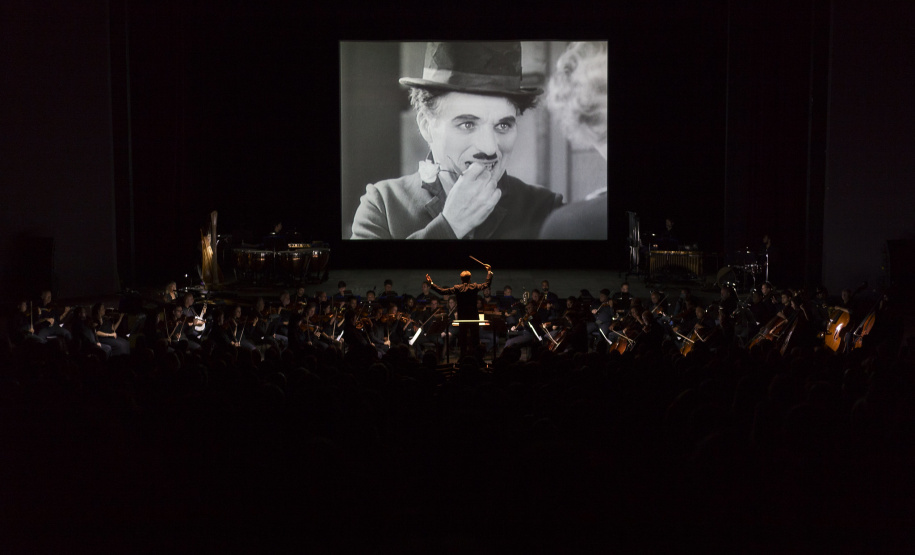 Tempos Modernos, um dos filmes mais conhecidos de Charlie Chaplin, será apresentado pela Orquestra Sinfônica do Paraná na semana que vem, com regência do maestro Stefan Geiger. Os concertos acontecem nos dias 22, às 20h30, no Teatro Positivo, e 25, às 10h30, no Teatro Guaíra.