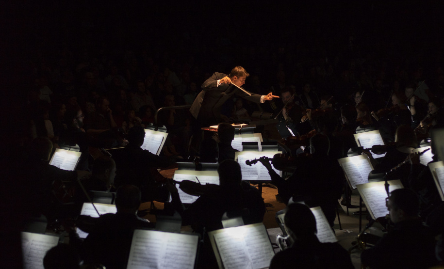 Tempos Modernos, um dos filmes mais conhecidos de Charlie Chaplin, será apresentado pela Orquestra Sinfônica do Paraná na semana que vem, com regência do maestro Stefan Geiger. Os concertos acontecem nos dias 22, às 20h30, no Teatro Positivo, e 25, às 10h30, no Teatro Guaíra.