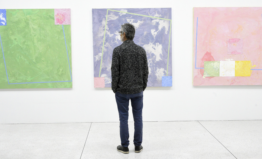 Quem visitar o Museu Oscar Niemeyer no domingo, dia 18, poderá aproveitar a programação especial da equipe do Educativo. Das 11h às 17h, acontecerá a oficina Pintura em Acrílica, no Subsolo. Já às 16 horas, a equipe do Educativo mediará uma visita à exposição Declaração de Princípios. Foto: Kraw Penas/SECC