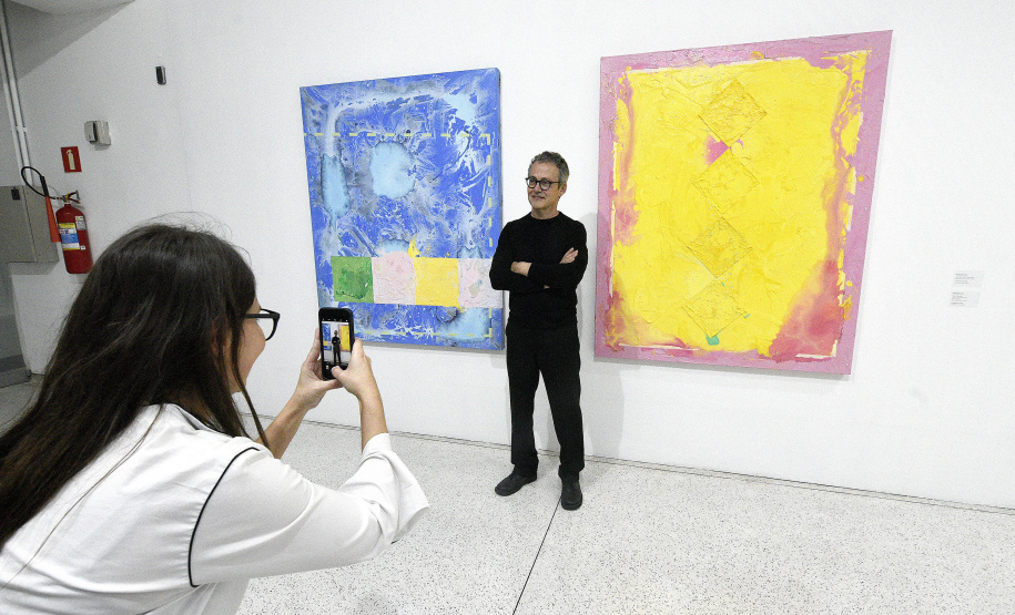 Quem visitar o Museu Oscar Niemeyer no domingo, dia 18, poderá aproveitar a programação especial da equipe do Educativo. Das 11h às 17h, acontecerá a oficina Pintura em Acrílica, no Subsolo. Já às 16 horas, a equipe do Educativo mediará uma visita à exposição Declaração de Princípios. Foto: Kraw Penas/SECC