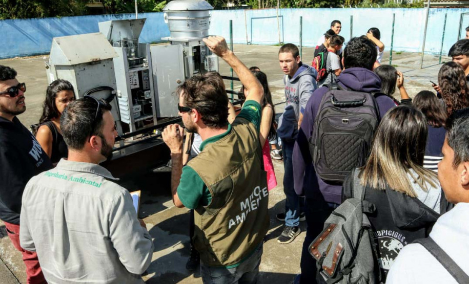 Como parte das atividades do programa de Educação Ambiental dos Portos do Paraná, alunos do 1º, 3º e 4º anos do curso técnico de Meio Ambiente do Colégio Estadual Brasílio Machado, de Antonina, tiveram nessa sexta-feira (16) uma aula prática sobre o monitoramento da qualidade do ar. Foto: Divulgação/APPA