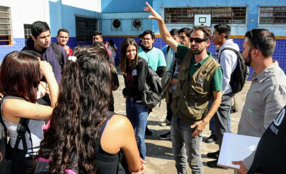 Como parte das atividades do programa de Educação Ambiental dos Portos do Paraná, alunos do 1º, 3º e 4º anos do curso técnico de Meio Ambiente do Colégio Estadual Brasílio Machado, de Antonina, tiveram nessa sexta-feira (16) uma aula prática sobre o monitoramento da qualidade do ar. Foto: Divulgação/APPA