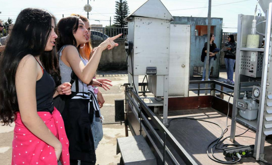 Como parte das atividades do programa de Educação Ambiental dos Portos do Paraná, alunos do 1º, 3º e 4º anos do curso técnico de Meio Ambiente do Colégio Estadual Brasílio Machado, de Antonina, tiveram nessa sexta-feira (16) uma aula prática sobre o monitoramento da qualidade do ar. Foto: Divulgação/APPA