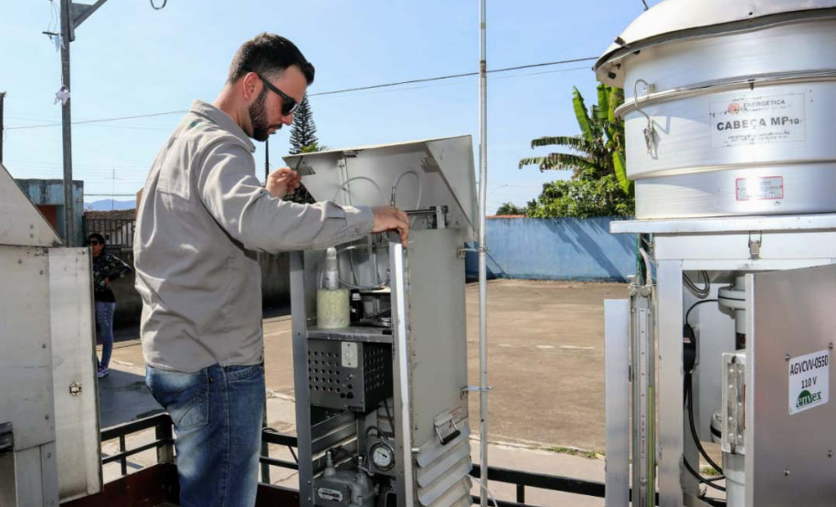 Como parte das atividades do programa de Educação Ambiental dos Portos do Paraná, alunos do 1º, 3º e 4º anos do curso técnico de Meio Ambiente do Colégio Estadual Brasílio Machado, de Antonina, tiveram nessa sexta-feira (16) uma aula prática sobre o monitoramento da qualidade do ar. Foto: Divulgação/APPA