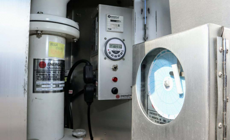 Como parte das atividades do programa de Educação Ambiental dos Portos do Paraná, alunos do 1º, 3º e 4º anos do curso técnico de Meio Ambiente do Colégio Estadual Brasílio Machado, de Antonina, tiveram nessa sexta-feira (16) uma aula prática sobre o monitoramento da qualidade do ar. Foto: Divulgação/APPA