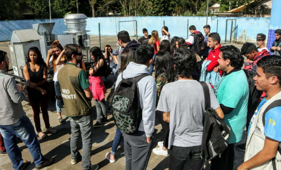 Como parte das atividades do programa de Educação Ambiental dos Portos do Paraná, alunos do 1º, 3º e 4º anos do curso técnico de Meio Ambiente do Colégio Estadual Brasílio Machado, de Antonina, tiveram nessa sexta-feira (16) uma aula prática sobre o monitoramento da qualidade do ar. Foto: Divulgação/APPA