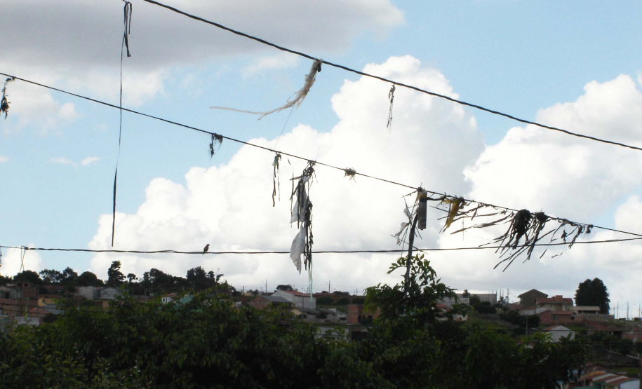 Eletricistas da Copel trabalham neste sábado (17) na retirada de objetos que podem causar desligamentos na rede elétrica, principalmente durante o período chuvoso. Esta será a primeira vez em que a ação preventiva é realizada em formato de mutirão simultâneo, em todas as regiões do Estado. A operação Rede Limpa prevê a participação de cerca de mil profissionais da companhia de energia, em 60 municípios paranaenses. Foto: Divulgação/Copel