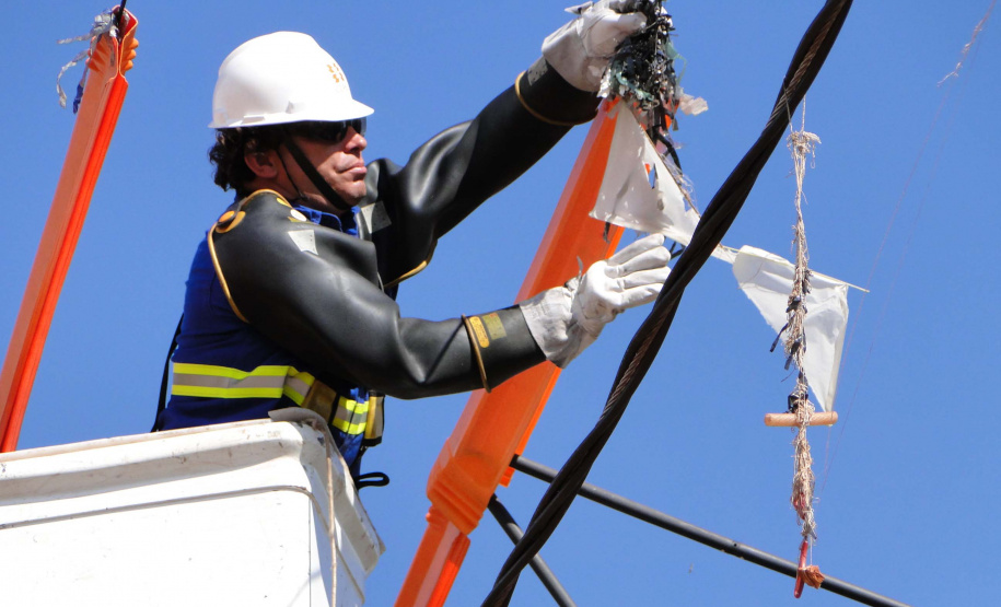 Eletricistas da Copel trabalham neste sábado (17) na retirada de objetos que podem causar desligamentos na rede elétrica, principalmente durante o período chuvoso. Esta será a primeira vez em que a ação preventiva é realizada em formato de mutirão simultâneo, em todas as regiões do Estado. A operação Rede Limpa prevê a participação de cerca de mil profissionais da companhia de energia, em 60 municípios paranaenses. Foto: Divulgação/Copel