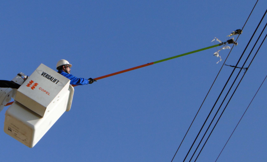 Eletricistas da Copel trabalham neste sábado (17) na retirada de objetos que podem causar desligamentos na rede elétrica, principalmente durante o período chuvoso. Esta será a primeira vez em que a ação preventiva é realizada em formato de mutirão simultâneo, em todas as regiões do Estado. A operação Rede Limpa prevê a participação de cerca de mil profissionais da companhia de energia, em 60 municípios paranaenses. Foto: Divulgação/Copel