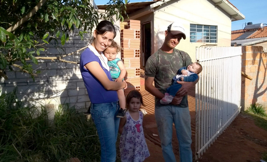 Os oito filhos e o casal Yonara e Rogério eliminaram a ligação direta e regularizaram a ligação de água com a Sanepar Foto: Divulgação/Sanepar