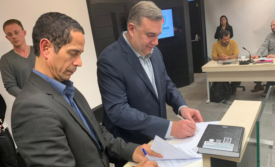 Termo de cooperação firmado nesta sexta-feira (16/08) pelos secretários da Justiça, Família e Trabalho do Governo do Paraná, Ney Leprevost, e da Segurança Pública, Rômulo Marinho, transforma o projeto-piloto “Criança e Adolescente Protegidos” em um programa permanente e autoriza o repasse de R$ 2,98 milhões do Fundo da Infância e Adolescência (FIA) para sua ampliação. Foto: Divulgação