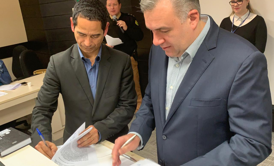 Termo de cooperação firmado nesta sexta-feira (16/08) pelos secretários da Justiça, Família e Trabalho do Governo do Paraná, Ney Leprevost, e da Segurança Pública, Rômulo Marinho, transforma o projeto-piloto “Criança e Adolescente Protegidos” em um programa permanente e autoriza o repasse de R$ 2,98 milhões do Fundo da Infância e Adolescência (FIA) para sua ampliação.