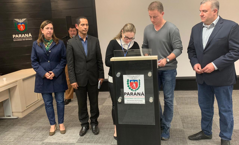 Termo de cooperação firmado nesta sexta-feira (16/08) pelos secretários da Justiça, Família e Trabalho do Governo do Paraná, Ney Leprevost, e da Segurança Pública, Rômulo Marinho, transforma o projeto-piloto “Criança e Adolescente Protegidos” em um programa permanente e autoriza o repasse de R$ 2,98 milhões do Fundo da Infância e Adolescência (FIA) para sua ampliação.
