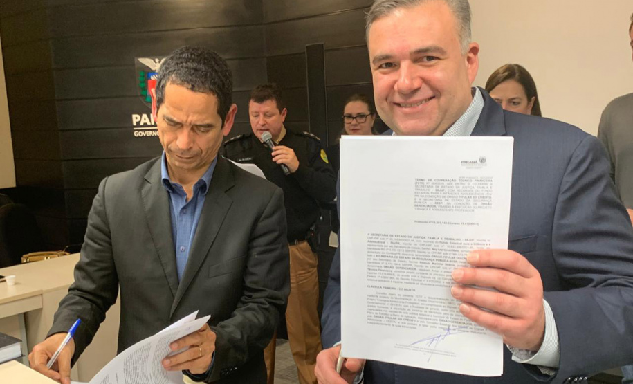 Termo de cooperação firmado nesta sexta-feira (16/08) pelos secretários da Justiça, Família e Trabalho do Governo do Paraná, Ney Leprevost, e da Segurança Pública, Rômulo Marinho, transforma o projeto-piloto “Criança e Adolescente Protegidos” em um programa permanente e autoriza o repasse de R$ 2,98 milhões do Fundo da Infância e Adolescência (FIA) para sua ampliação.