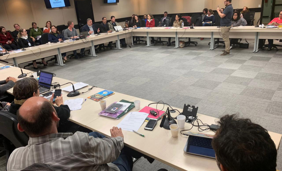 Termo de cooperação firmado nesta sexta-feira (16/08) pelos secretários da Justiça, Família e Trabalho do Governo do Paraná, Ney Leprevost, e da Segurança Pública, Rômulo Marinho, transforma o projeto-piloto “Criança e Adolescente Protegidos” em um programa permanente e autoriza o repasse de R$ 2,98 milhões do Fundo da Infância e Adolescência (FIA) para sua ampliação.