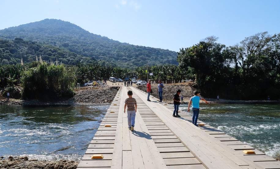 O governador Carlos Massa Ratinho Junior e o prefeito de Guaratuba, Roberto Justus, inauguraram a ponte sobre o Rio Cubatão, em Guaratuba.