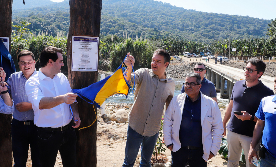 O governador Carlos Massa Ratinho Junior e o prefeito de Guaratuba, Roberto Justus, inauguraram a ponte sobre o Rio Cubatão, em Guaratuba.