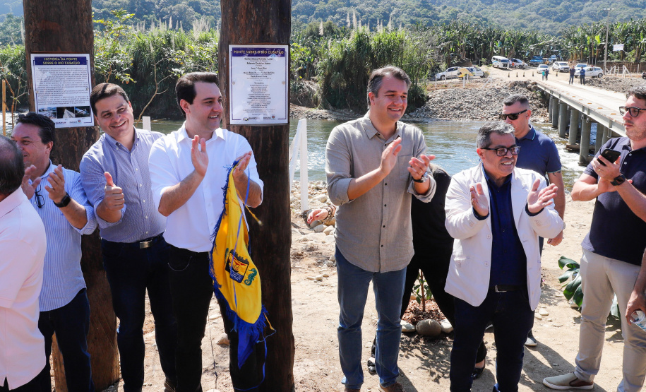 O governador Carlos Massa Ratinho Junior e o prefeito de Guaratuba, Roberto Justus, inauguraram a ponte sobre o Rio Cubatão, em Guaratuba.