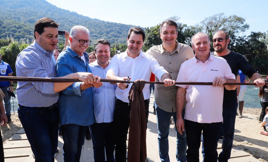 O governador Carlos Massa Ratinho Junior e o prefeito de Guaratuba, Roberto Justus, inauguraram a ponte sobre o Rio Cubatão, em Guaratuba.