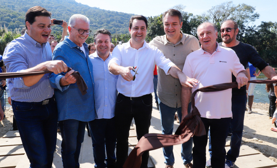 O governador Carlos Massa Ratinho Junior e o prefeito de Guaratuba, Roberto Justus, inauguraram a ponte sobre o Rio Cubatão, em Guaratuba.