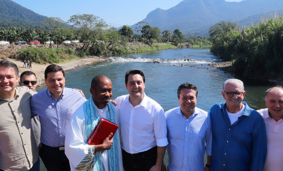 O governador Carlos Massa Ratinho Junior e o prefeito de Guaratuba, Roberto Justus, inauguraram a ponte sobre o Rio Cubatão, em Guaratuba.