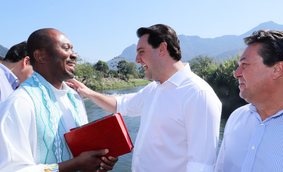 O governador Carlos Massa Ratinho Junior e o prefeito de Guaratuba, Roberto Justus, inauguraram a ponte sobre o Rio Cubatão, em Guaratuba.