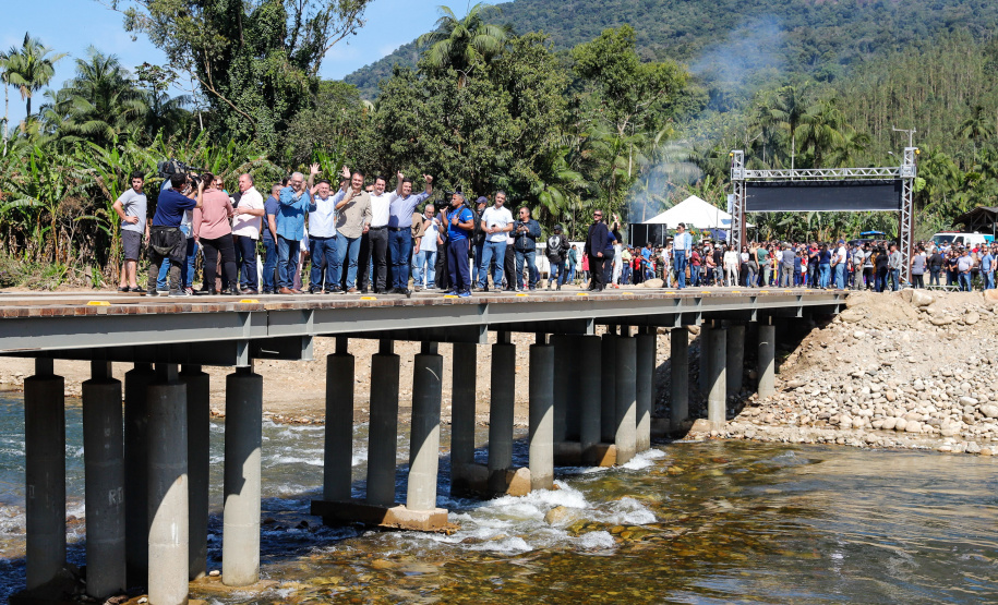 O governador Carlos Massa Ratinho Junior e o prefeito de Guaratuba, Roberto Justus, inauguraram a ponte sobre o Rio Cubatão, em Guaratuba.