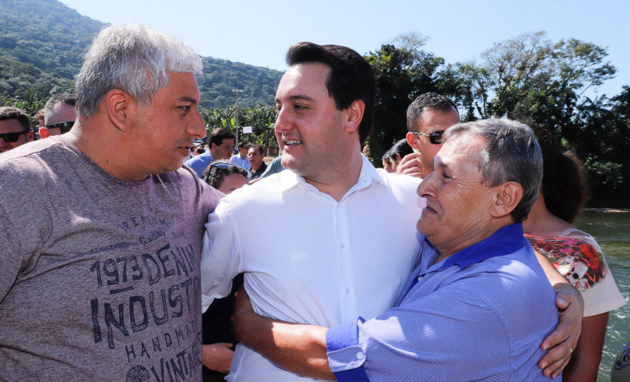 O governador Carlos Massa Ratinho Junior e o prefeito de Guaratuba, Roberto Justus, inauguraram a ponte sobre o Rio Cubatão, em Guaratuba.