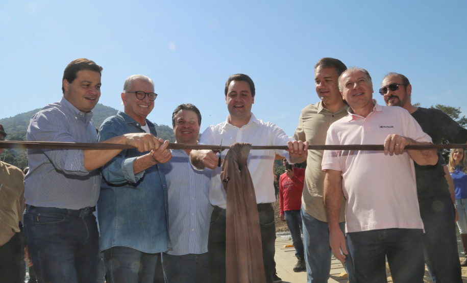 O governador Carlos Massa Ratinho Junior e o prefeito de Guaratuba, Roberto Justus, inauguraram a ponte sobre o Rio Cubatão, em Guaratuba. Foto:Gilson Abreu/AEN