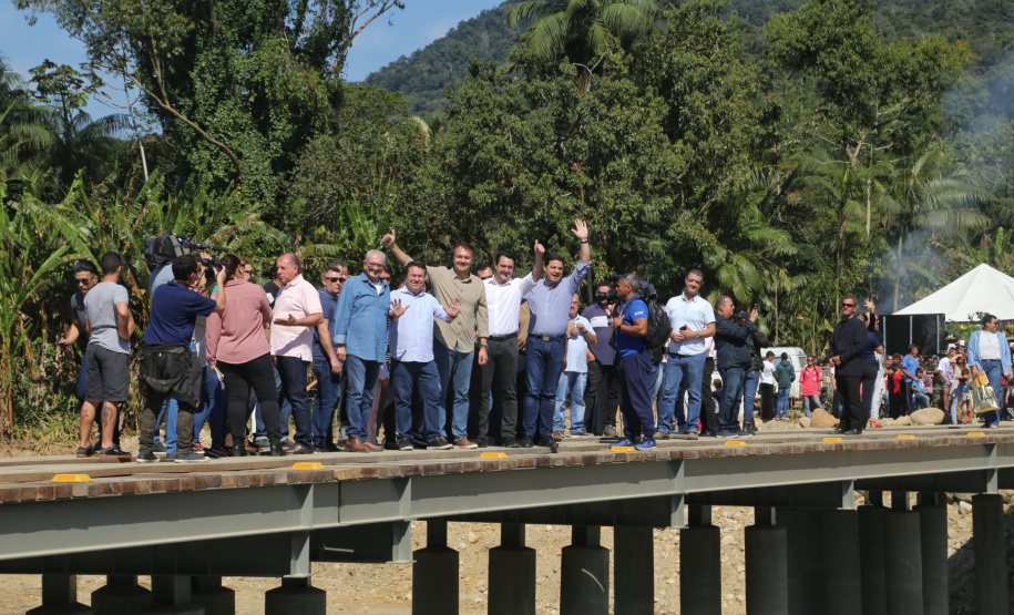 O governador Carlos Massa Ratinho Junior e o prefeito de Guaratuba, Roberto Justus, inauguraram a ponte sobre o Rio Cubatão, em Guaratuba. Foto:Gilson Abreu/AEN