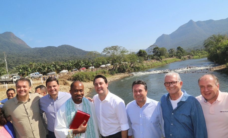 O governador Carlos Massa Ratinho Junior e o prefeito de Guaratuba, Roberto Justus, inauguraram a ponte sobre o Rio Cubatão, em Guaratuba. Foto:Gilson Abreu/AEN