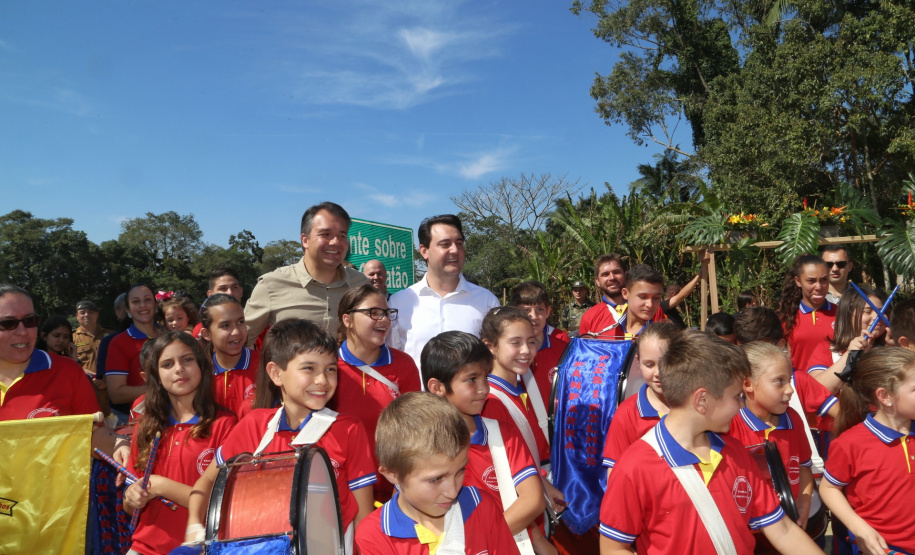 O governador Carlos Massa Ratinho Junior e o prefeito de Guaratuba, Roberto Justus, inauguraram a ponte sobre o Rio Cubatão, em Guaratuba. Foto:Gilson Abreu/AEN