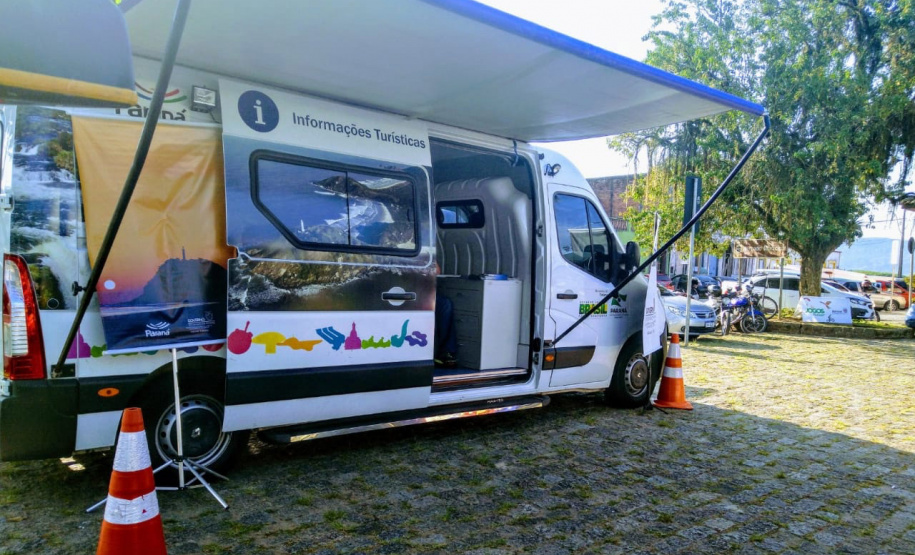 Van leva informações turísticas durante jogos no Litoral. Foto:Paulo Custódio