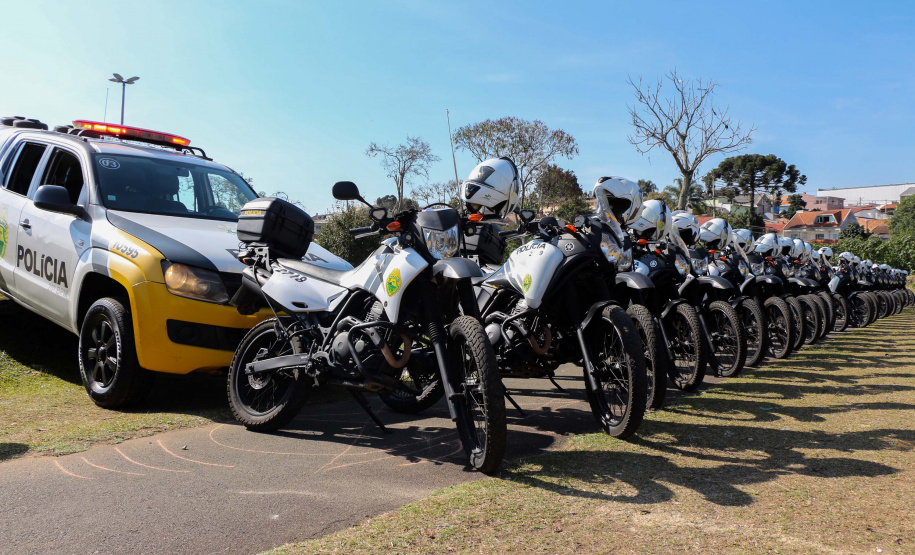 A Polícia Militar realizou duas novas edições da operação Tático Móvel na semana passada em Curitiba. O trabalho preventivo de segurança teve mais de 1,8 mil pessoas e 665 veículos abordados, com 16 prisões e 187 autos de infração lavrados. As ações envolveram 550 policiais entre quinta-feira (15) e sexta-feira (16/08).