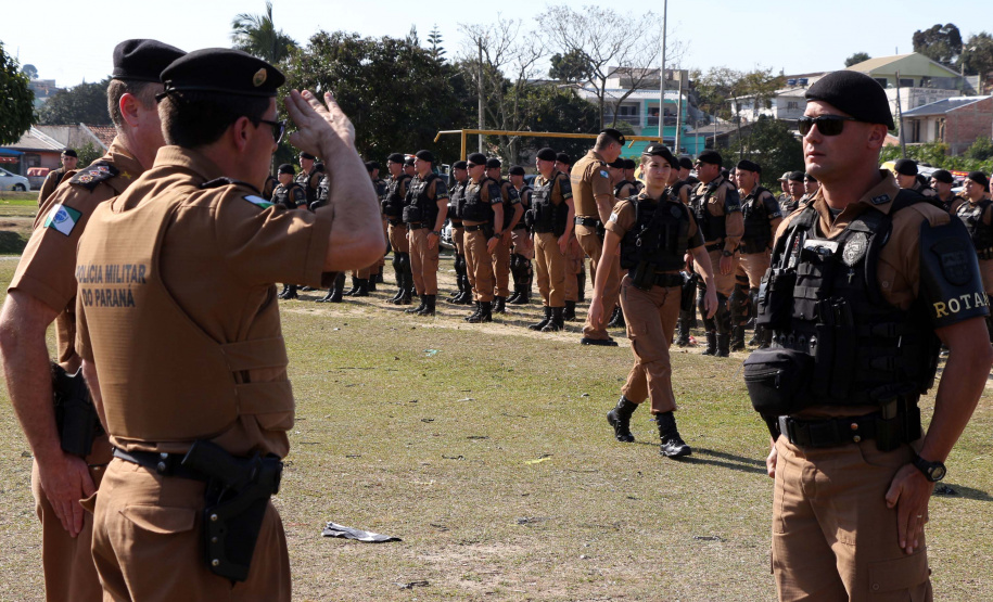 A Polícia Militar realizou duas novas edições da operação Tático Móvel na semana passada em Curitiba. O trabalho preventivo de segurança teve mais de 1,8 mil pessoas e 665 veículos abordados, com 16 prisões e 187 autos de infração lavrados. As ações envolveram 550 policiais entre quinta-feira (15) e sexta-feira (16/08).