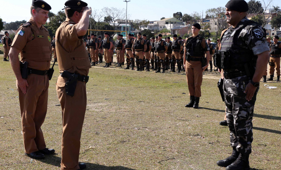 A Polícia Militar realizou duas novas edições da operação Tático Móvel na semana passada em Curitiba. O trabalho preventivo de segurança teve mais de 1,8 mil pessoas e 665 veículos abordados, com 16 prisões e 187 autos de infração lavrados. As ações envolveram 550 policiais entre quinta-feira (15) e sexta-feira (16/08).