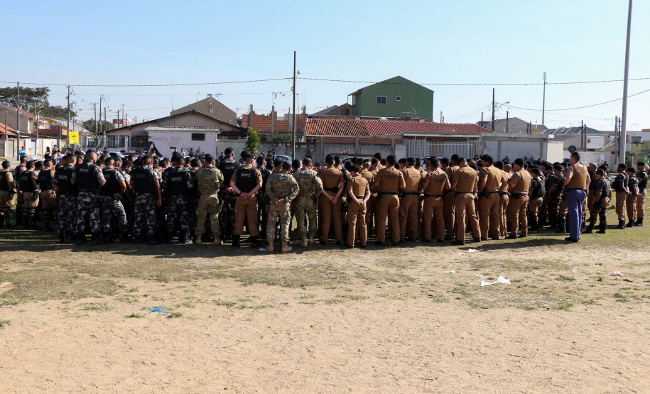 A Polícia Militar realizou duas novas edições da operação Tático Móvel na semana passada em Curitiba. O trabalho preventivo de segurança teve mais de 1,8 mil pessoas e 665 veículos abordados, com 16 prisões e 187 autos de infração lavrados. As ações envolveram 550 policiais entre quinta-feira (15) e sexta-feira (16/08).