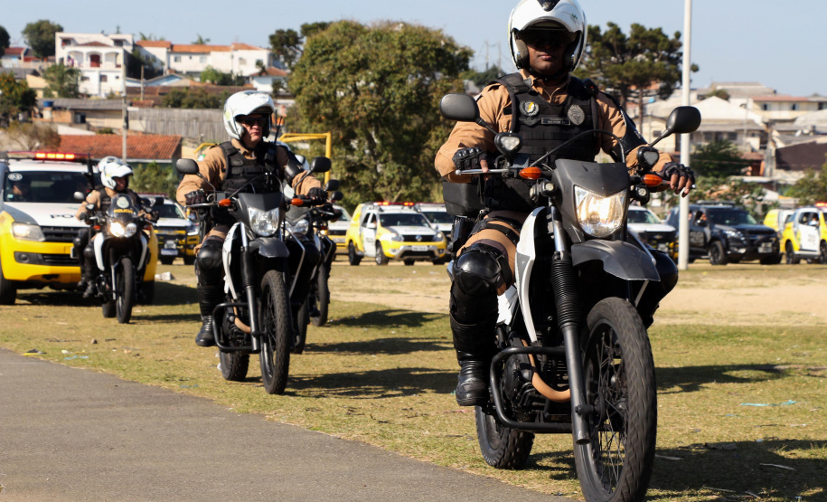 A Polícia Militar realizou duas novas edições da operação Tático Móvel na semana passada em Curitiba. O trabalho preventivo de segurança teve mais de 1,8 mil pessoas e 665 veículos abordados, com 16 prisões e 187 autos de infração lavrados. As ações envolveram 550 policiais entre quinta-feira (15) e sexta-feira (16/08).