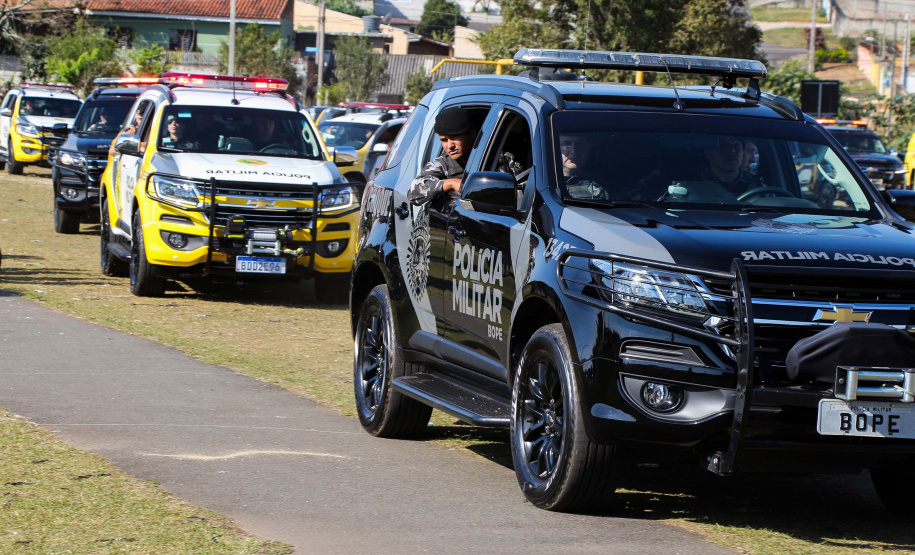A Polícia Militar realizou duas novas edições da operação Tático Móvel na semana passada em Curitiba. O trabalho preventivo de segurança teve mais de 1,8 mil pessoas e 665 veículos abordados, com 16 prisões e 187 autos de infração lavrados. As ações envolveram 550 policiais entre quinta-feira (15) e sexta-feira (16/08).