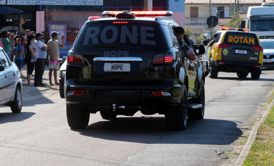 A Polícia Militar realizou duas novas edições da operação Tático Móvel na semana passada em Curitiba. O trabalho preventivo de segurança teve mais de 1,8 mil pessoas e 665 veículos abordados, com 16 prisões e 187 autos de infração lavrados. As ações envolveram 550 policiais entre quinta-feira (15) e sexta-feira (16/08).