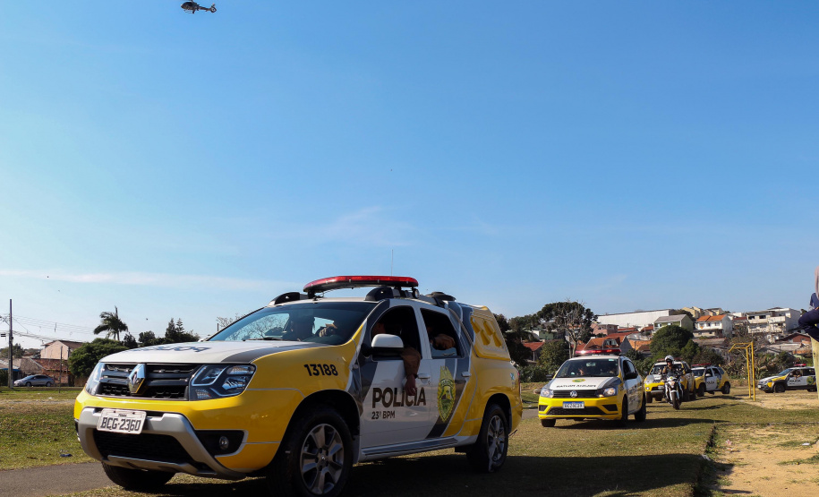 A Polícia Militar realizou duas novas edições da operação Tático Móvel na semana passada em Curitiba. O trabalho preventivo de segurança teve mais de 1,8 mil pessoas e 665 veículos abordados, com 16 prisões e 187 autos de infração lavrados. As ações envolveram 550 policiais entre quinta-feira (15) e sexta-feira (16/08).