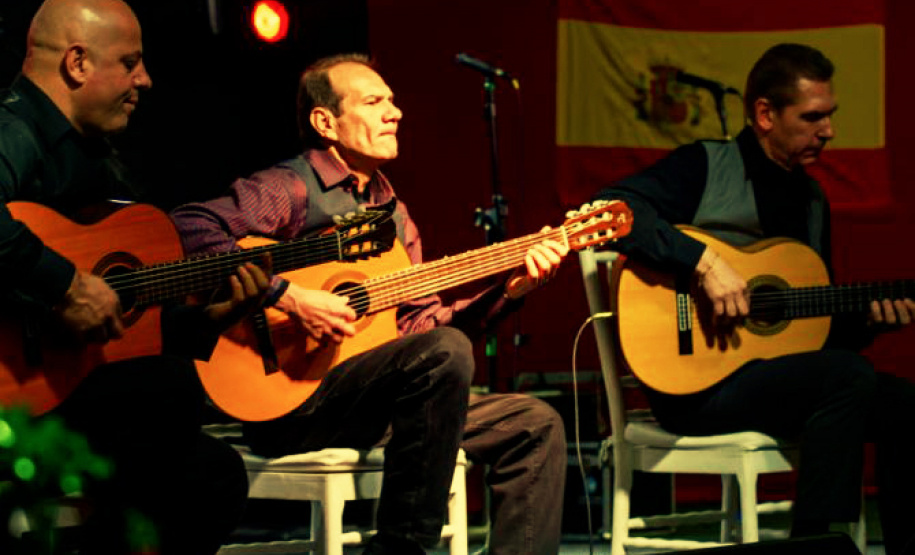 Tributo a João Gilberto é o nome do show que o MGM Trio de Violões apresenta nesta sexta-feira (23) em mais uma edição do projeto Música na Biblioteca. Formado por Murillo Da Rós, Gegê Felix e Mazzar Mazzarolo, o grupo homenageia o artista baiano, morto no mês passado, com versões instrumentais para temas como Chega de Saudade, Só Danço Samba, Wave e Garota de Ipanema, entre outros. O evento acontece no hall térreo, a partir das 17h30, com entrada gratuita. Foto: Divulgação/BPP