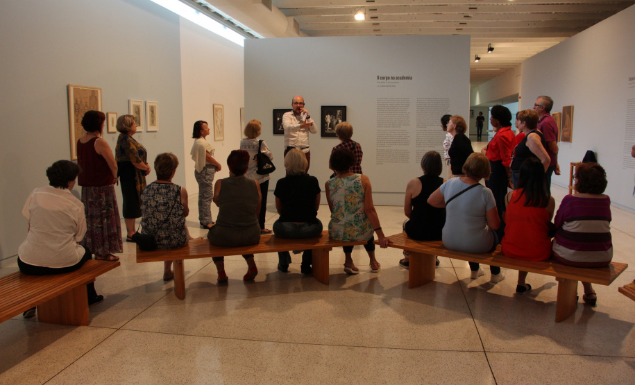 Na terça-feira, 20/8, acontecerá no Museu Oscar Niemeyer mais um encontro do programa Arte Para Maiores. Desta vez, a mediação será na exposição “África: Mãe de Todos Nós”, que reúne uma significativa coleção de máscaras africanas. Foto: Maita Franco/MON