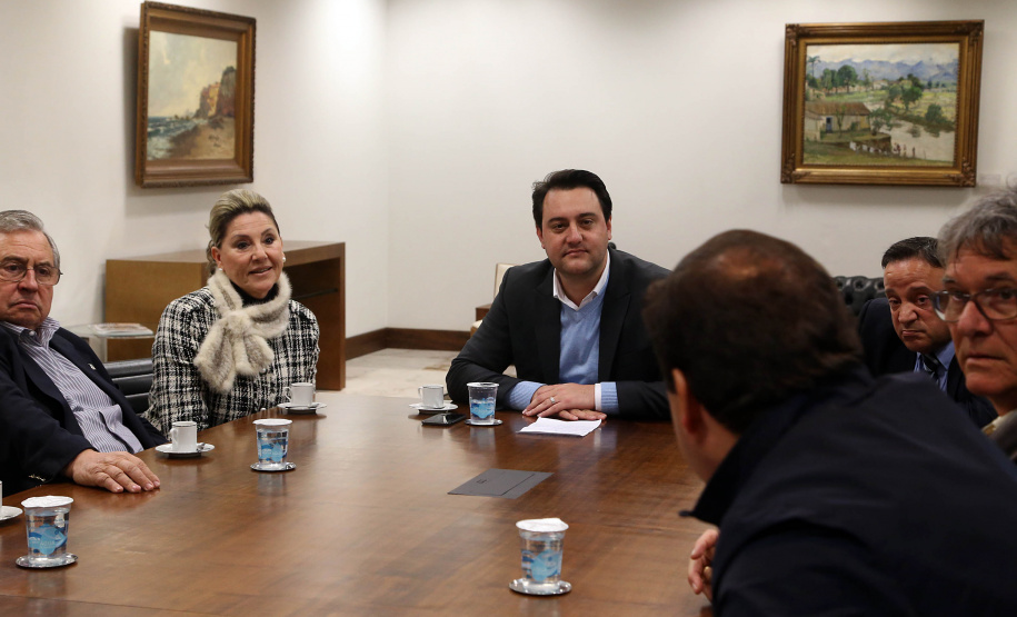 O governador Carlos Massa Ratinho Junior recebeu nesta segunda-feira (19), no Palácio Iguaçu, uma comitiva com empresários de Ponta Grossa. O grupo entregou convite para a 15ª edição do Prêmio Mérito Empresarial. O evento promovido pela Associação Comercial, Industrial e Empresarial de Ponta Grossa (ACIPG), em parceria com o Sindilojas e a Sociedade Rural dos Campos Gerais, vai acontecer na terça-feira (27), às 19h30, na sede social do Clube Ponta-Lagoa. Foto: Gilson Abreu/AEN