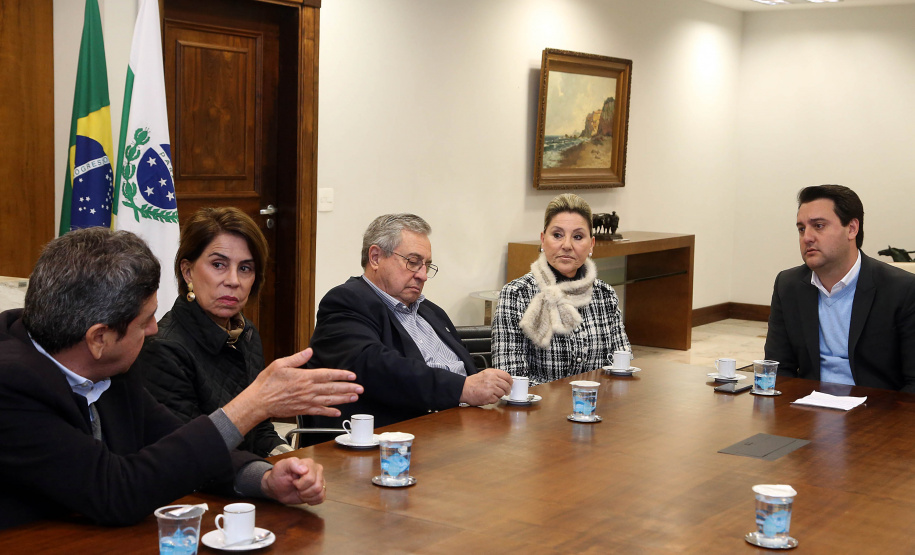 O governador Carlos Massa Ratinho Junior recebeu nesta segunda-feira (19), no Palácio Iguaçu, uma comitiva com empresários de Ponta Grossa. O grupo entregou convite para a 15ª edição do Prêmio Mérito Empresarial. O evento promovido pela Associação Comercial, Industrial e Empresarial de Ponta Grossa (ACIPG), em parceria com o Sindilojas e a Sociedade Rural dos Campos Gerais, vai acontecer na terça-feira (27), às 19h30, na sede social do Clube Ponta-Lagoa. Foto: Gilson Abreu/AEN