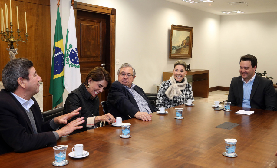 O governador Carlos Massa Ratinho Junior recebeu nesta segunda-feira (19), no Palácio Iguaçu, uma comitiva com empresários de Ponta Grossa. O grupo entregou convite para a 15ª edição do Prêmio Mérito Empresarial. O evento promovido pela Associação Comercial, Industrial e Empresarial de Ponta Grossa (ACIPG), em parceria com o Sindilojas e a Sociedade Rural dos Campos Gerais, vai acontecer na terça-feira (27), às 19h30, na sede social do Clube Ponta-Lagoa. Foto: Gilson Abreu/AEN
